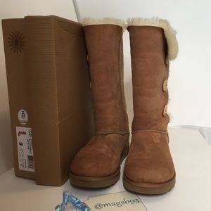 UGG Bailey Button Triplet Boot Chestnut Size 9